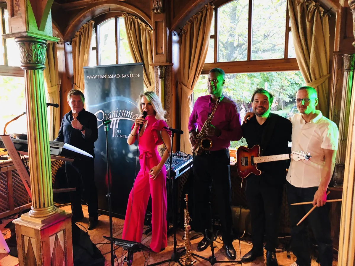 Danydeee live mit ihrer Band im roten Outfit