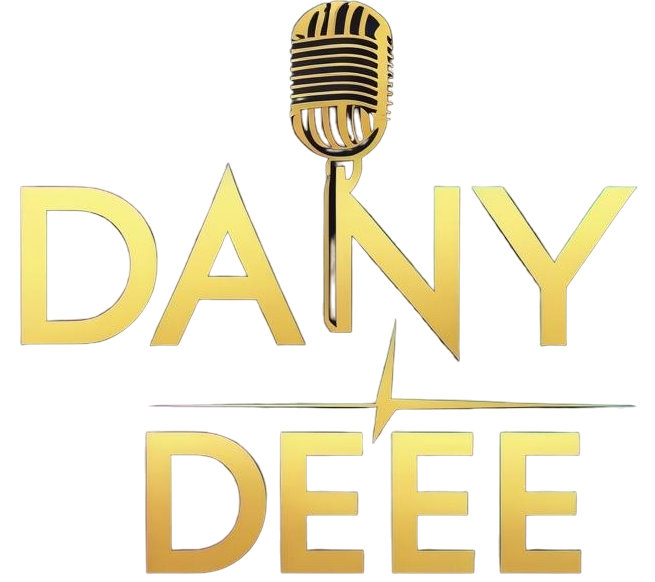 Danydeee Logo mit goldenem Mikrofon