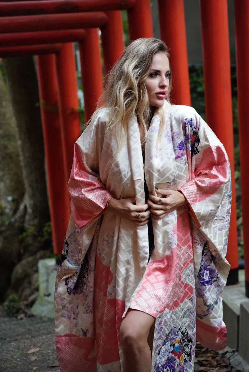 Danydeee im Kimono an roten Torii in Japan