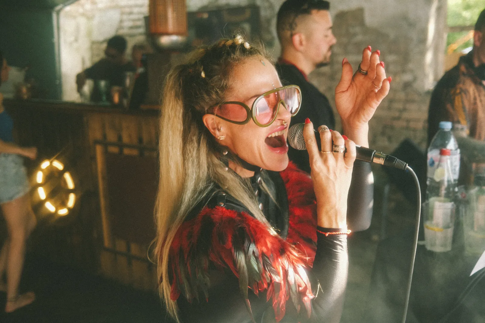 Danydeee singt mit roter Brille